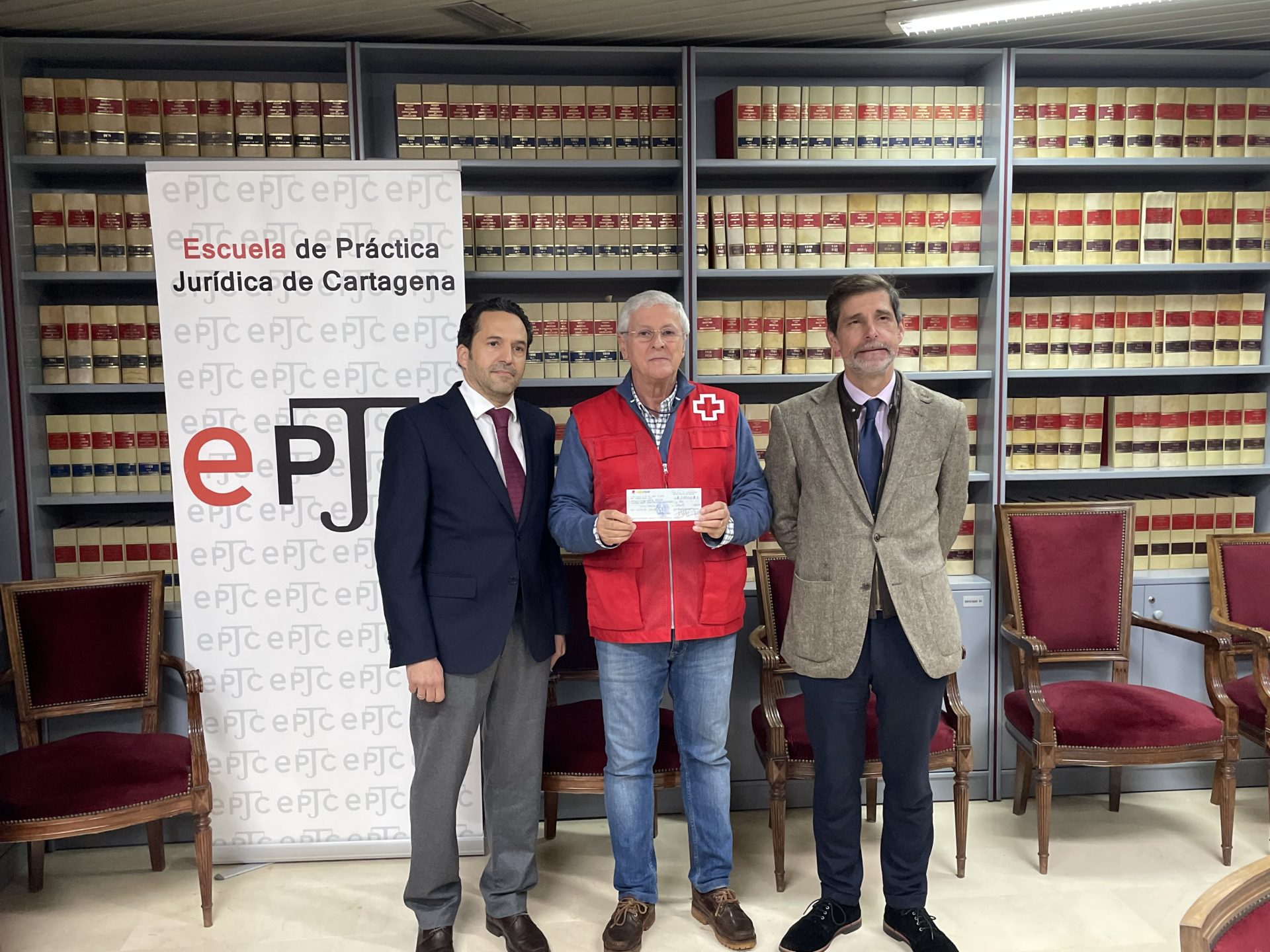 El Colegio de Abogados de Cartagena y Asociación Profesional de la Magistratura entregan cheque solidario a Cruz Roja con destino a Ucrania